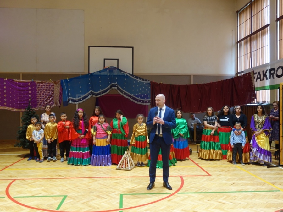 Zdjęcie przedstawia dzieci oraz dyrektora Zespołu Szkolno-Przedszkolnego nr 4 w Limanowej witającego przybyłych na uroczystość gości